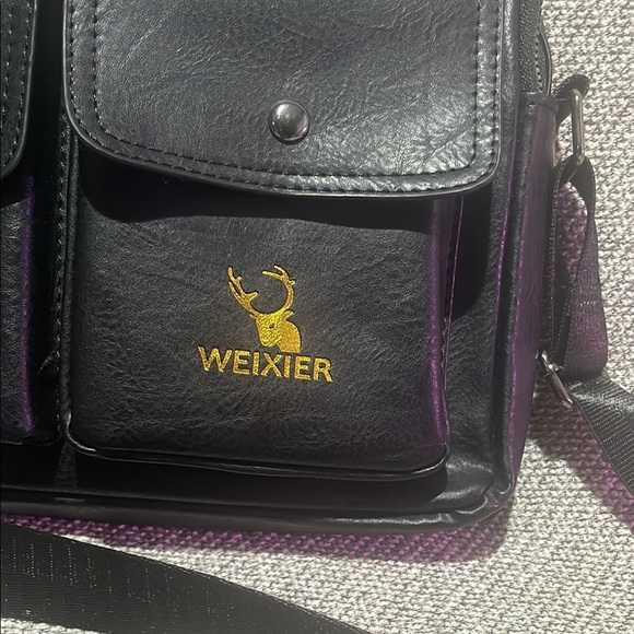 Sleek Black Messenger Bag with Adjustable Strap and Structured Design - Picture 2 of 16